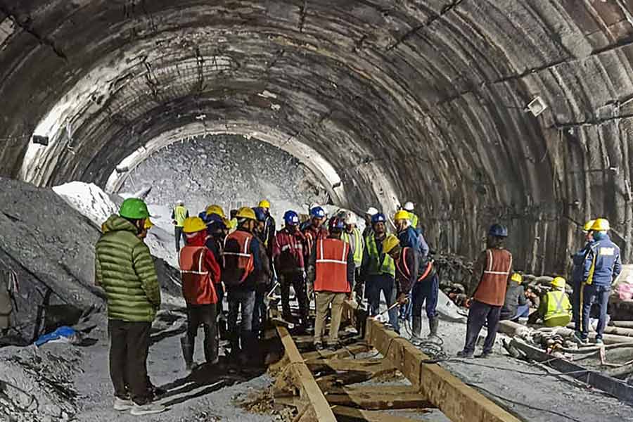 Rescuers prepared to pull out trapped workers in Uttarkashi Tunnel