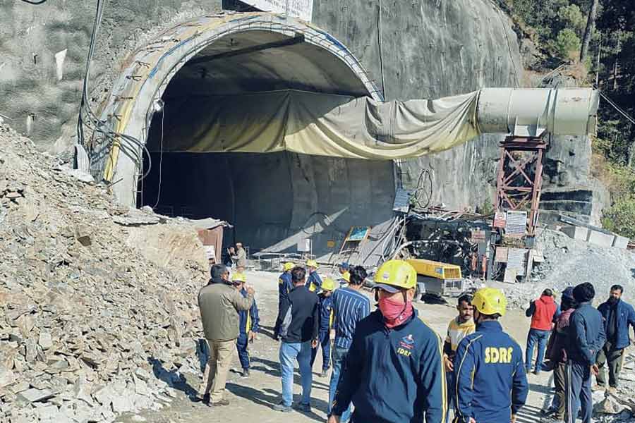 Rescuers prepared to pull out trapped workers in Uttarkashi Tunnel