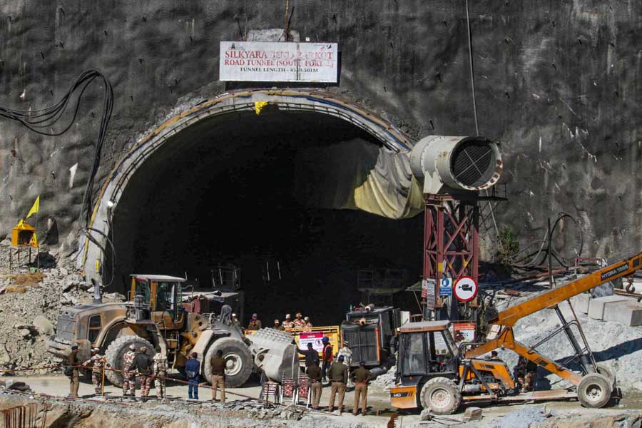 Rescuers prepared to pull out trapped workers in Uttarkashi Tunnel