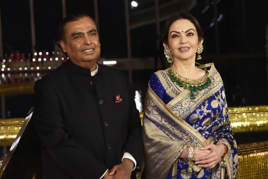 জবাবের প্রত্যাশায় আরও কয়েকটি প্রশ্ন রেখেছিলেন ওই নেটাগরিক। জানতে চেয়েছিলেন, ‘‘অম্বানী পরিবার কি আদৌ ওখানে বছরের বেশির ভাগ সময় থাকেন? যাঁরা কাজ করেছেন, তাঁদের কি ভাল বেতন দেওয়া হত? তাঁরা কি অম্বানীদের ব্যাপারে কোনও অজানা তথ্য আমাদের সঙ্গে ভাগ করে নিতে পারেন?’’