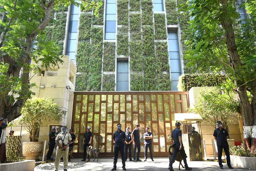 রেডিট নামে সমাজমাধ্যমের একটি প্ল্যাটফর্মে এক নেটাগরিক প্রশ্নটি প্রথম তুলেছিলেন। তিনি লিখেছিলেন, ‘‘আমার জানতে ইচ্ছে করছে, এই প্ল্যাটফর্মে কি এমন কেউ আছেন, যিনি অম্বানীদের বাসভবন অ্যান্টেলিয়া ভবনে কাজ করেছেন?’’