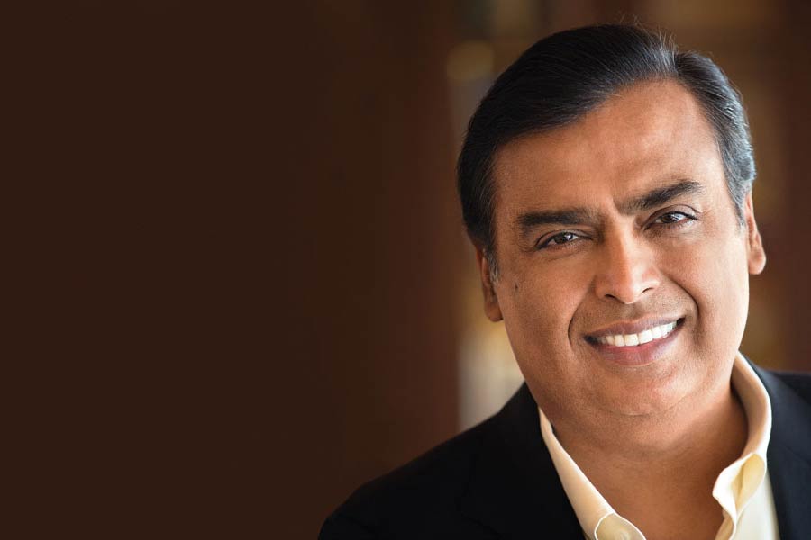 ওই অস্থায়ী কাজের কর্মী জানিয়েছেন, তাঁরা সাধারণত চুক্তিভিত্তিক কাজ করেন। গত কয়েক বছর ধরেই রিল্যায়্যান্সের সঙ্গে কাজ করছেন বলে এখন সরাসরি তাঁদের সঙ্গে যোগাযোগ করা হয় অ্যান্টেলিয়া থেকে। আর পারিশ্রমিকের ব্যাপারেও অম্বানীরা দরাজহস্ত। যদি কাজ সংক্রান্ত সমস্ত নথি ঠিক থাকে। আর যদি তাদের নিয়মনীতি অনুযায়ী কাজ হয়, তবে পারিশ্রমিক খুবই ভাল পাওয়া যায় বলে জানিয়েছেন ওই অস্থায়ী রক্ষণাবেক্ষণ কর্মী।