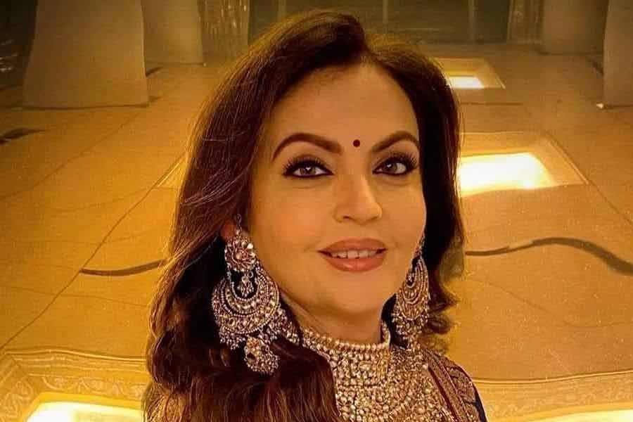 কী রকম অভিজ্ঞতা হয়েছিল তাঁর? অর্চিশ লিখেছেন, ‘‘অম্বানী পরিবারকে খুবই স্বাভাবিক মনে হয়েছে আমার। আমাদের কাজ ছিল টুকটাক মুখ চালানোর খাবার অতিথিদের কাছে এগিয়ে দেওয়া। যা কেউই খুব একটা খাচ্ছিল না। অধিকাংশ সময় চুপচাপ দাঁড়িয়েই থাকতে হয়েছিল আমাদের। তবে দেখেছিলাম গোটা অনুষ্ঠানটাই একা সামলাচ্ছেন নীতা অম্বানি। তাঁকে দেখাচ্ছিলও খুব সুন্দর। অতিথিদের মধ্যে অনেকেই ছিলেন বিদেশি। তবে আমাদের কী করতে হবে না হবে, সে ব্যাপারে প্রথম থেকেই খুব স্পষ্ট নির্দেশ দিয়ে রেখেছিল অম্বানীদের কর্মচারীরা। তার বাইরে একটুও বেশি কাজ করতে হয়নি।’’