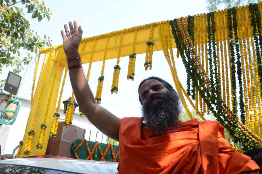 গত ২১ নভেম্বর ওই সংস্থার উদ্দেশে কঠোর সতর্কবার্তা দিয়েছে। শীর্ষ আদালত বলেছে, বিভিন্ন রোগের নিরাময় হিসাবে তাঁর সংস্থার বিজ্ঞাপনে ‘মিথ্যা এবং বিভ্রান্তিকর দাবি’ বন্ধ করতে হবে। অন্যথায়, প্রতিটি দাবির জন্য জরিমানা হিসাবে ১ কোটি টাকা দেওয়ার জন্য প্রস্তুত থাকতে হবে রামদেবের সংস্থাকে।