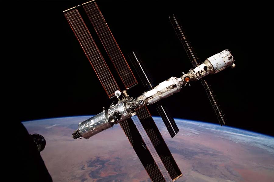 তবে ১০৯ মিটার দীর্ঘ স্পেস স্টেশন ধ্বংস করা খুব একটা সহজ নয়। তাই এই কাজ সম্পন্ন করতে অভিনব পন্থা নিচ্ছে নাসা।