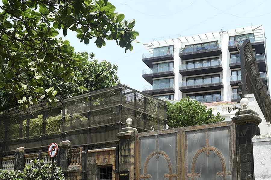 সাক্ষাৎকারে শাহরুখ বলেছিলেন, ‘‘আমার বাবা-মা দু’জনেই মারা গিয়েছিলেন। সেই অর্থে আমার নিজের বাড়ি ছিল না। তাই প্রতি দিন স্বপ্ন দেখতাম কবে নিজের বাড়ি হবে। আমার সন্তান হওয়ার পর মন্নত কিনেছিলাম। মন্নত আসলে আমার পরিবারের বাড়ি।’’