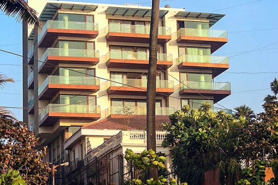 ১৯৭০ সালে অসিত সেনের পরিচালনায় প্রেক্ষাগৃহে মুক্তি পায় ‘সফর’ ছবিটি। এই ছবিতে রাজেশ খন্না, শর্মিলা ঠাকুর এবং ফিরোজ় খানের মতো বলি তারকারা অভিনয় করেন।