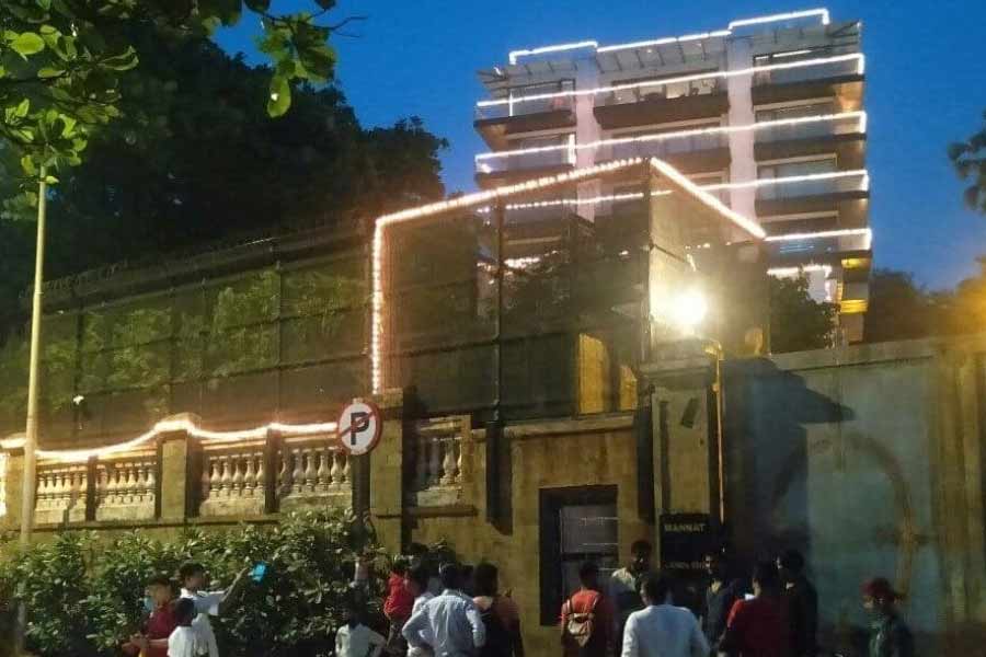 ‘সফর’ ছবিতে শেখর কপূরের চরিত্রে অভিনয় করতে দেখা যায় ফিরোজ়কে। বলিপাড়া সূত্রে খবর, ছবিতে শেখরের যে বাড়িটি দেখানো হয়েছে তা আসলে মন্নত।