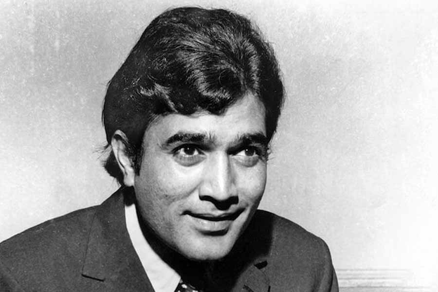 ‘রাজা রানি’ ছবির একটি দৃশ্যে রাজেশকে মধ্যরাতে একটি বাড়ির ভিতর ঢুকে চুরি করতে দেখা যায়। বলিপাড়া সূত্রে খবর, মন্নতের ভিতর এই দৃশ্যের শুটিং করা হয়।