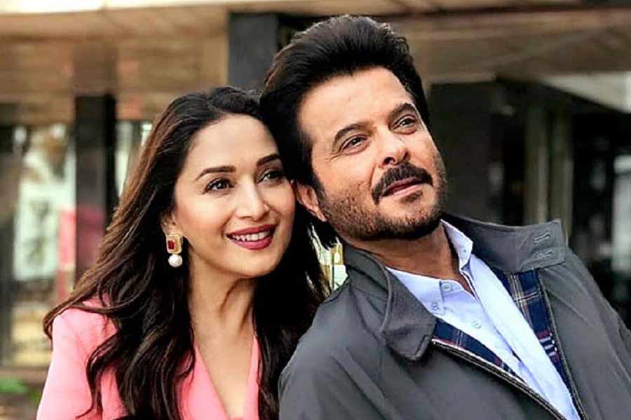 ১৯৮৮ সালে মুক্তিপ্রাপ্ত ‘তেজ়াব’ ছবিটি বলি অভিনেতা অনিল কপূরের কেরিয়ারের হিট ছবির মধ্যে অন্যতম। অনিলের পাশাপাশি এই ছবিতে অভিনয় করেন মাধুরী দীক্ষিত।