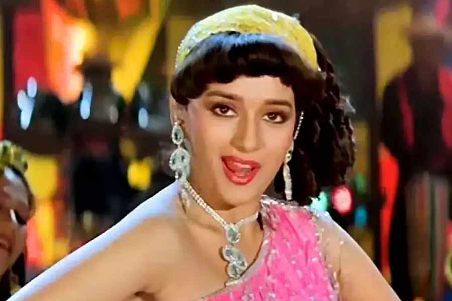 বলিপাড়া সূত্রে খবর, ‘তেজ়াব’ ছবিতে মাধুরীর যে বাড়িটি দেখানো হয়েছে তা মন্নতের অন্দরমহল। সেখানেই ‘এক দো তিন’ গানের দৃশ্যে অভিনয় করতে দেখা যায় তাঁকে।