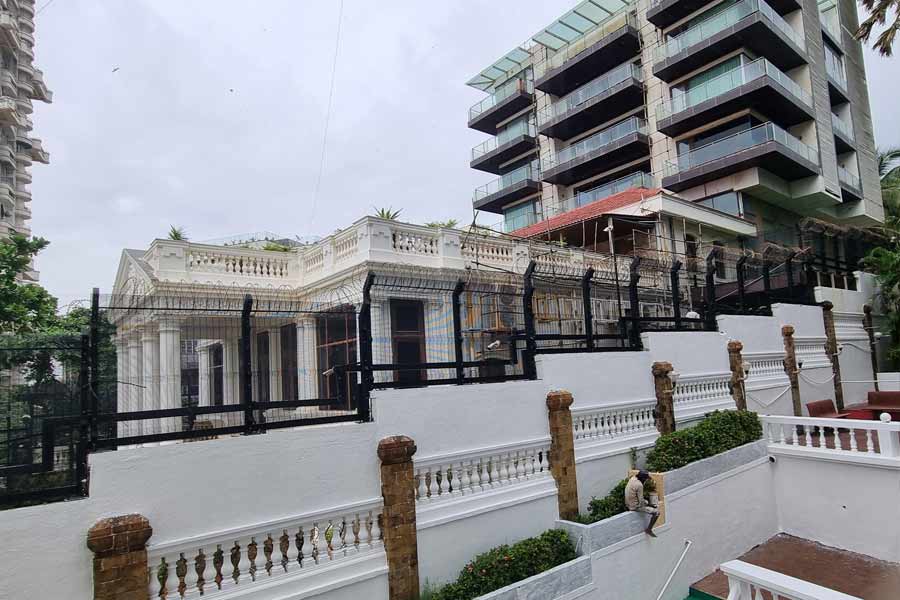 বলিপাড়া সূত্রে খবর, ‘অঙ্গার’ ছবিটি শুরুর প্রথম কয়েকটি দৃশ্যে মন্নতের একাধিক শট দেখানো হয়েছে। এই ছবিতে মন্নতের ভিতরে শুটিং করেছিলেন নানা এবং কাদের।