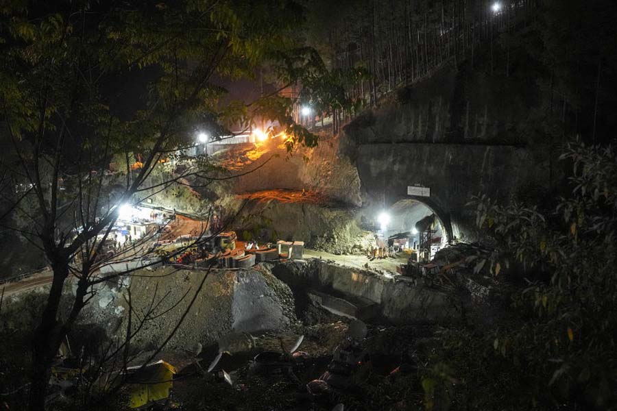 আটকে পড়ার পর ১২ দিন কেটে গিয়েছে, উত্তরকাশীর সুড়ঙ্গের ভিতর থেকে এখনও উদ্ধার করা যায়নি ৪১ জন শ্রমিককে। তাঁদের উদ্ধারের মরিয়া চেষ্টা চালানো হচ্ছে ঠিকই, কিন্তু প্রতি পদে বাধার মুখে পড়তে হচ্ছে উদ্ধারকারীদের। ১২ নভেম্বর নির্মীয়মাণ ওই সুড়ঙ্গের একাংশ ভেঙে পড়ায় সে দিন থেকেই ভিতরে আটকে রয়েছেন শ্রমিকেরা।