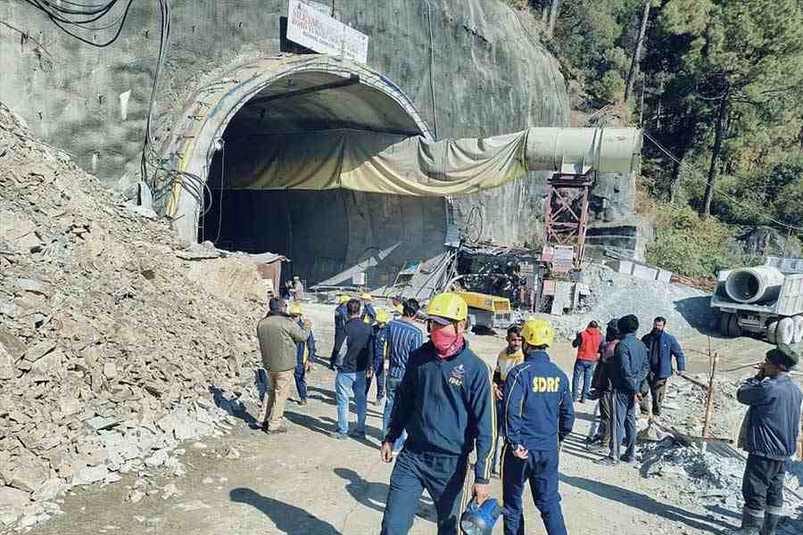সুড়ঙ্গের ভিতরে শ্রমিকেরা আটকে পড়ার কয়েক দিন পর্যন্ত তাঁদের সঙ্গে যোগাযোগের একমাত্র মাধ্যম ছিল ওয়াকিটকি। সুড়ঙ্গের ভিতরে তাঁরা কেমন অবস্থায় আছেন ওয়াকিটকির মাধ্যমে জানা যাচ্ছিল ঠিকই, কিন্তু সুড়ঙ্গের ভিতরের দৃশ্য দেখা সম্ভব হচ্ছিল না। ২১ নভেম্বর প্রথম বার সুড়ঙ্গের ভিতরে ক্যামেরা পাঠানো হয়। আর তার মাধ্যমেই সুড়ঙ্গের ভিতরের দৃশ্য, শ্রমিকদের অবস্থা প্রথম প্রকাশ্যে আসে।