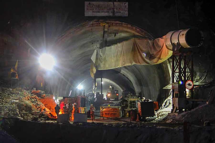 কেমন ভাবে কাজ করে এই যন্ত্র? যেখানে ড্রিল করার প্রয়োজন সেখানে বিশাল আকৃতির এই যন্ত্রটিকে বসানোর জন্য একটি বেস তৈরি করতে হয়। যাতে ড্রিলিংয়ের সময় যন্ত্রটি কম্পনের কারণে হেলে না যায়। যন্ত্রের মধ্যে বড় বড় ধারালো মজবুত ব্লেড লাগানো থাকে। সেই ব্লেডগুলিই পাথর কেটে এগোতে থাকে। ব্লেডগুলির উপরে লাগানো পাইপও তার সঙ্গে সঙ্গে ভিতরে ঢুকতে থাকে। যত ক্ষণ না ড্রিলিং পুরোপুরি শেষ হচ্ছে, তত ক্ষণ এই প্রক্রিয়া চলতে থাকে। ড্রিলিংয়ের সঙ্গে সঙ্গে ওই গর্তে পাইপ ঢোকাতে ঢোকাতে এগিয়ে চলে যন্ত্রটি।