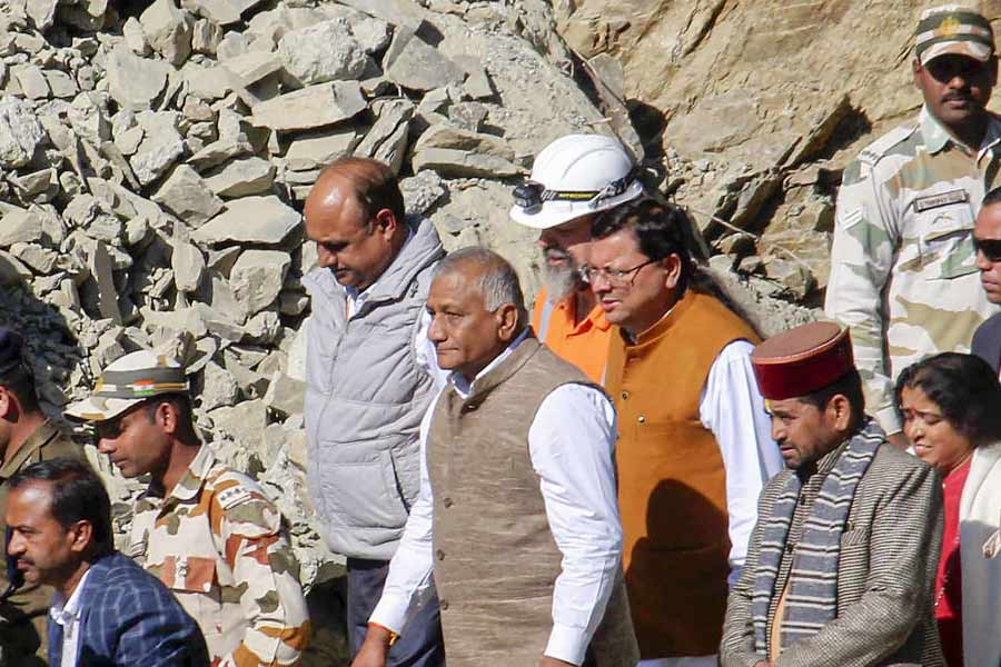 অগার যন্ত্র যেমন এক দিকে পাথর এবং কংক্রিটের স্তূপ সরিয়ে শ্রমিকদের কাছে পৌঁছনোর চেষ্টা করছে, তেমনই শ্রমিকদের সঙ্গে নিয়মিত যোগাযোগ রাখার জন্য বেশ কিছু প্রযুক্তি ব্যবহার করা হচ্ছে। তার মধ্যে একটি হল ‘আন্ডারওয়াটার কমিউনিকেশন সিস্টেম’।