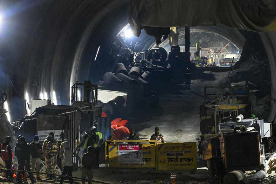 জলের নীচে যে ভাবে যোগাযোগ রাখা হয়, শ্রমিকদের সঙ্গে যোগাযোগের জন্য এ বার সুড়ঙ্গে সেই প্রযুক্তিই ব্যবহার করা হয়েছে। ২৩ নভেম্বর উত্তরাখণ্ডের মুখ্যমন্ত্রী পুষ্করসিংহ ধামী শ্রমিকদের সঙ্গে এই প্রযুক্তি ব্যবহার করেই যোগাযোগ করেছিলেন।