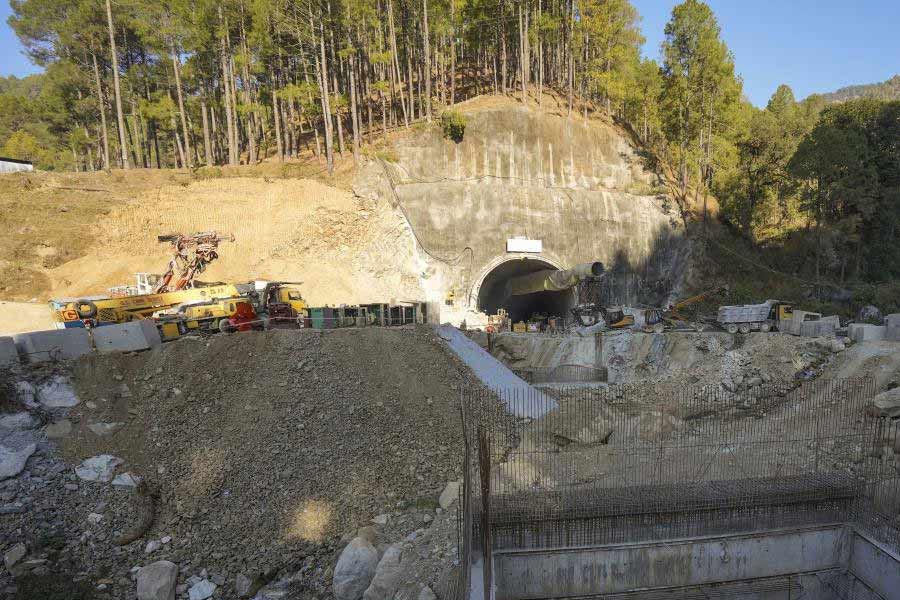 সুড়ঙ্গের ভিতরে আটকে থাকা শ্রমিকদের ভিডিয়ো প্রথম প্রকাশ্যে আসে ২১ নভেম্বর। অগার যন্ত্র দিয়ে ড্রিল করে ৬ ইঞ্চির একটি পাইপ ধ্বংসস্তূপের মধ্যে দিয়ে সুড়ঙ্গের ভিতরে ঢোকানো হয়েছিল। তার পর সেই পাইপের মধ্যে দিয়ে ‘এন্ডোস্কোপিক ফ্লেক্সি’ ক্যামেরা পাঠিয়ে শ্রমিকদের দেখার চেষ্টা করা হয়। এবং সেই প্রক্রিয়া সফলও হয়। ওই প্রথম বার আটকে থাকা শ্রমিকদের ভিডিয়োয় দেখা যায়। এই ক্যামেরায় ‘চিপ অন টিপ’ প্রযুক্তি ব্যবহার করা হয়। যার ঠিক উপরে একটি এলইডি আলো লাগানো থাকে। ফলে অন্ধকারেও এই ক্যামেরায় পরিষ্কার ছবি ধরা পড়ে।