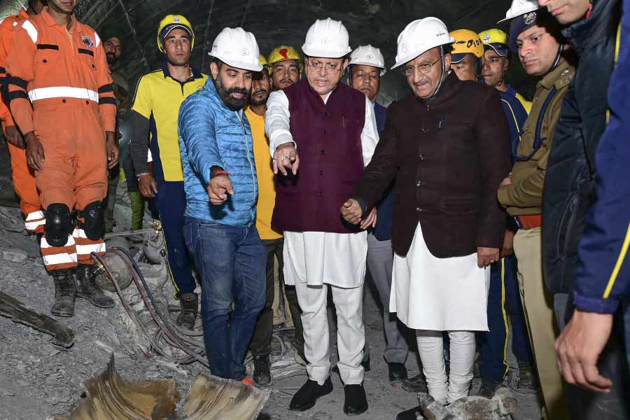 ধ্বংসস্তূপের মধ্যে কোথায় পাথর, কোথায় লোহার রড রয়েছে, সেগুলি চিহ্নিত করার জন্য ড্রোন সেন্সর রাডার ব্যবহার করা হচ্ছে। ২২ নভেম্বর স্কোয়াড্রন ইনফ্রা প্রাইভেট লিমিটেড সংস্থা ৮০০ মিলিমিটার পাইপের মধ্যে দিয়ে এই ধরনের দু’টি ড্রোন পাঠায়। সংস্থার ম্যানেজিং ডিরেক্টর সিরিয়েক জোসেফ জানিয়েছেন, এটি নয়া কৌশল। 