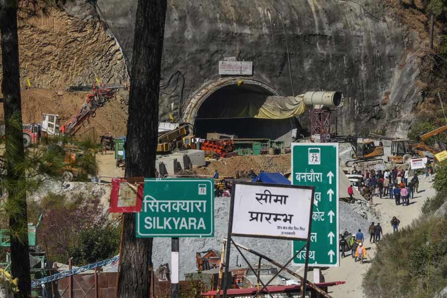 এই কৌশলের মাধ্যমে দুর্গম জায়গাতেও ড্রোন পাঠিয়ে সেখানকার পরিস্থিতি জানা সম্ভব হয়। ধ্বংসস্তূপের মধ্যে কোথায় পাথর, কোথায় লোহার রড রয়েছে তা চিহ্নিত করে উদ্ধারকারীদের কাছে বার্তা পাঠাচ্ছে। আর সেই অনুযায়ী অগার যন্ত্রের মাধ্যমে ড্রিলিং করে এগোনো হচ্ছে বলে জানিয়েছেন উদ্ধারকারীরা। কী ভাবে কাজ করে এই ড্রোন? উদ্ধারকারীরা জানিয়েছেন, ড্রোনের মধ্যে জিয়োফিজ়িক্যাল সেন্সর লাগানো আছে। এই সেন্সর স্ক্যান করে জানিয়ে দেয়, কোন জায়গায় পাথর, লোহার রড রয়েছে।