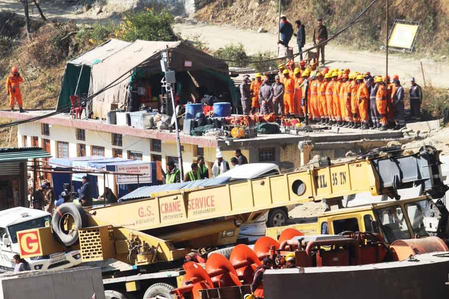 কিন্তু কখন ওই ৪১ জন কর্মীকে উদ্ধার করা যাবে? সে বিষয়ে এখনও নিশ্চিত নয় প্রশাসন। শুক্রবার সকালেই উত্তরাখণ্ডের মুখ্যমন্ত্রী পুষ্কর সিংহ ধামী ইঙ্গিত দিয়েছিলেন, রাতের মধ্যে সুড়ঙ্গের ধসের বাধা পেরিয়ে বার করে আনা যাবে আটকে থাকা শ্রমিকদের। সেই মতো উদ্ধার প্রক্রিয়া চলছিল। কিন্তু শেষ পর্যায়ে হঠাৎই উদ্ধারকারীরা জানিয়ে দেন, শুক্রবার রাতে ওই শ্রমিকদের সুড়ঙ্গ থেকে বার করে আনার সম্ভাবনা নেই বললেই চলে। শুক্রবার রাতে এই ঘটনার খবর পাওয়ার পর ঘটনাস্থল যান মুখ্যমন্ত্রী ধামী। পরে তিনি জানান, ‘‘পরিস্থিতি বেশ ঝুঁকিপূর্ণ। শেষ পর্যায়ে অনেক বেশি সাবধান হতে হবে। অনেক বেশি দ্রুততার সঙ্গেও কাজ করতে হবে।’’