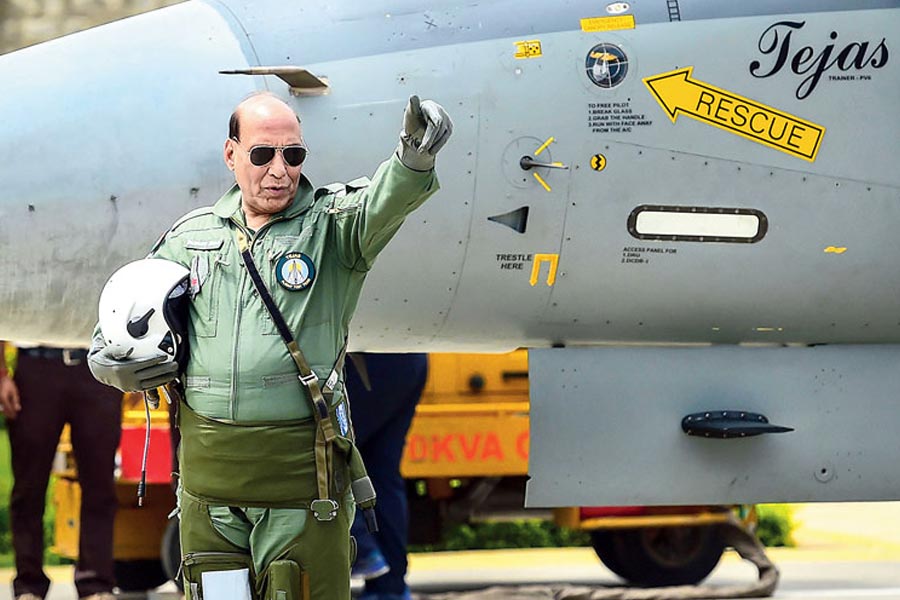 ২০১৯ সালে সেপ্টেম্বরে হ্যালের বেঙ্গালুরু এয়ারস্ট্রিপ থেকেই তেজসের দু’আসন বিশিষ্ট প্রশিক্ষণ বিমানের পরীক্ষামূলক উড়ানের সওয়ারি হয়েছিলেন প্রতিরক্ষামন্ত্রী রাজনাথ সিংহ।
