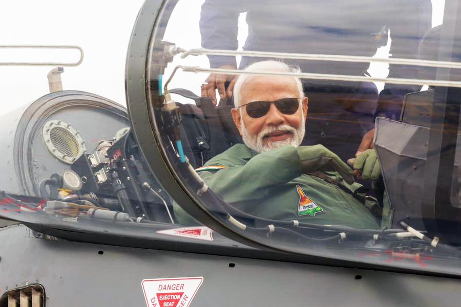 মোদী লিখেছেন, ‘‘তেজসে সফল যাত্রা সম্পন্ন করলাম। এই অভিজ্ঞতা আমাকে দারুণ ভাবে সমৃদ্ধ করেছে। দেশবাসীর ক্ষমতার প্রতি আমার আস্থা বাড়িয়ে দিয়েছে।’’