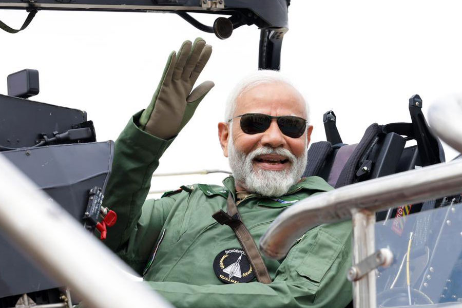 মোদী প্রতিরক্ষাক্ষেত্রে দেশীয় উৎপাদন বাড়িয়ে আত্মনির্ভরতার যে বার্তা দিয়েছিলেন, তেজস যুদ্ধবিমানের বাণিজ্যিক উৎপাদন সেই পথে একটি গুরুত্বপূর্ণ পদক্ষেপ।