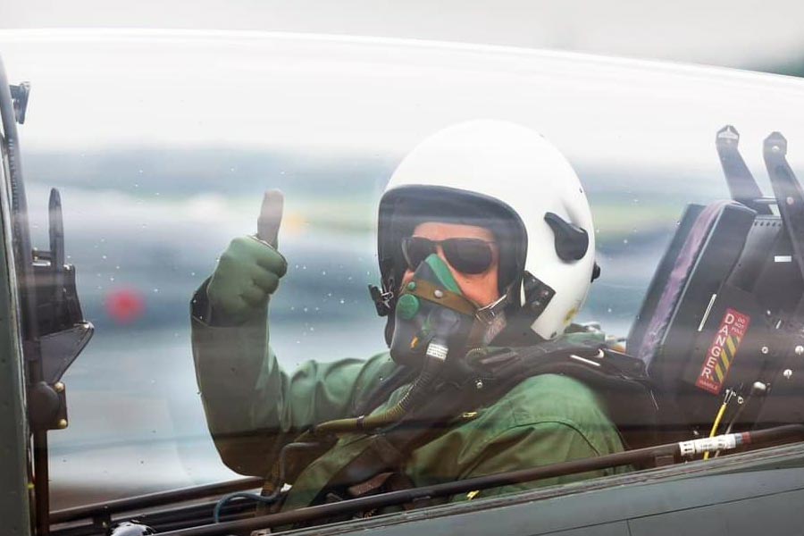 দেশীয় প্রযুক্তির হালকা যুদ্ধবিমানের এক আসন বিশিষ্ট সংস্করণটি যুদ্ধে ব্যবহৃত হবে। দু’ইঞ্জিন বিশিষ্ট ১৮টি সংস্করণ পাইলটদের প্রশিক্ষণে ব্যবহার করা যাবে।