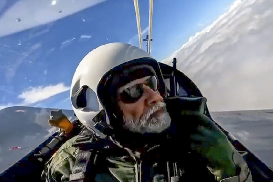 বায়ুসেনার পাশাপাশি ভারতীয় নৌসেনাও তেজস কিনতে চলেছে। বিমানবাহী যুদ্ধজাহাজ আইএনএস বিক্রমাদিত্যে সফল উড়ান এবং অবতরণ পরীক্ষাও হয়েছে তেজসের।