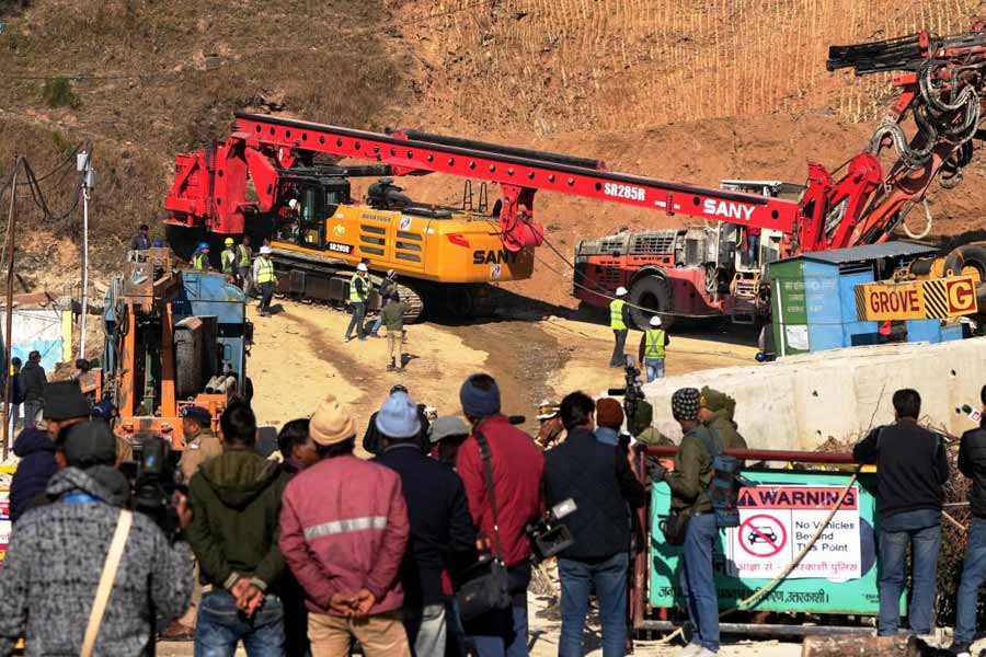 উদ্ধারকাজের দায়িত্বে রয়েছে মোট পাঁচটি সংস্থা— ওএনজিসি, এসজেভিএনএল, আরভিএনএল, এনএইচআইডসিএল এবং টিএইচডিসিএল। এই সংস্থাগুলির সঙ্গে কথা বলে তাঁদের মধ্যে সমন্বয় সাধন করছেন ডিক্স।