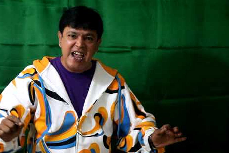 নব্বইয়ের দশকে ছোট পর্দার পাশাপাশি বড় পর্দায় অভিনয় করে রাতারাতি জনপ্রিয় হয়ে ওঠেন বাঙালি অভিনেতা বাবলু মুখোপাধ্যায়। কেরিয়ারে ১০০টির বেশি ছবিতে অভিনয়ও করে ফেলেন তিনি। কিন্তু হঠাৎ করে বলিপাড়া থেকে উধাও হয়ে গেলেন বাবলু। এখন কী করছেন তিনি?