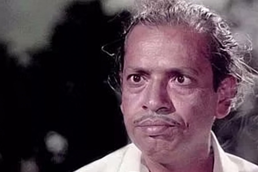 বাঙালি অভিনেতা কেষ্ট মুখোপাধ্যায়ের জ্যেষ্ঠ পুত্র বাবলু। কলকাতায় জন্ম হলেও বাবলুর যখন মাত্র ছ’মাস বয়স তখন পরিবার-সহ মুম্বই চলে যান কেষ্ট। সেখানে স্ত্রী এবং দুই পুত্রসন্তান নিয়ে থাকতে শুরু করেন তিনি।