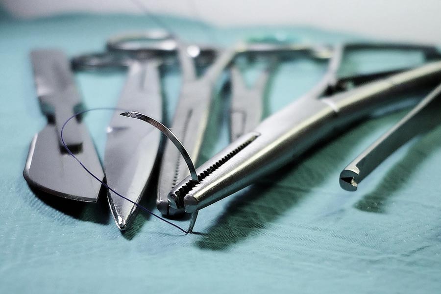 বাবলুর তুতোভাই সাহায্যের হাত বাড়িয়ে চিকিৎসা শুরু করেন। একাধিক স্বাস্থ্যপরীক্ষা করানোর পর ধমনিতে ব্লকেজ ধরা পড়ে অভিনেতার। ধমনিতে রক্ত জমাট বাঁধার ফলে কোমর থেকে পায়ের দিকে অক্সিজেন এবং রক্ত চলাচলে বাধার সৃষ্টি হচ্ছিল। রোগ ধরা পড়ার পর অস্ত্রোপচার করানো হয় বাবলুর। ন’বছর চিকিৎসা চলার পর ধীরে ধীরে সুস্থ হয়ে ওঠেন তিনি।