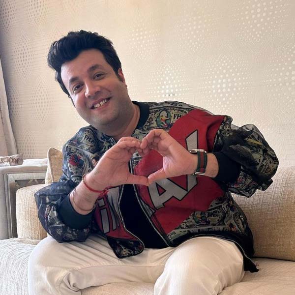 কেরিয়ারের প্রথম ছবিতে কৌতুকাভিনেতার ভূমিকায় অভিনয় করেন। প্রথম ছবিতেই বাজিমাত করেন বরুণ শর্মা। নিজের নামের চেয়ে চরিত্রের নামে জনপ্রিয় হয়ে ওঠেন অভিনেতা। বলিপাড়া সূত্রে খবর, শাহরুখ খানকে বড় পর্দায় দেখেই অভিনয়ে নামার সিদ্ধান্ত নেন বলিউডের ‘চুচা’।
