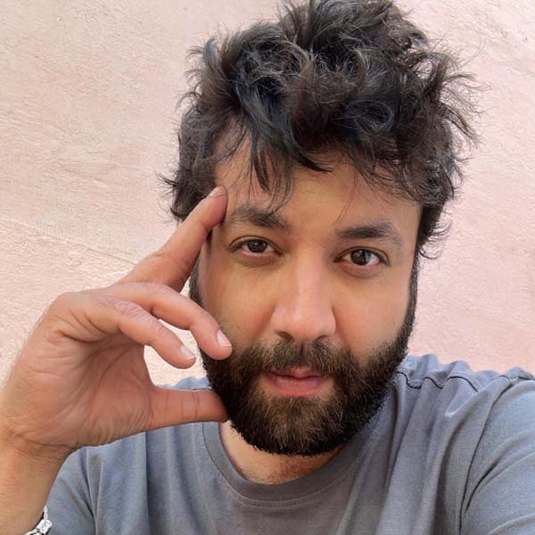 দশম শ্রেণিতে পড়াকালীন বরুণের বাবা কিডনির অসুখে মারা যান। এক পুরনো সাক্ষাৎকারে বরুণ জানিয়েছিলেন, অভিনয়ে না নামলে তিনি পাইলট হতেন বা বিমান সংস্থায় চাকরির চেষ্টা করতেন।