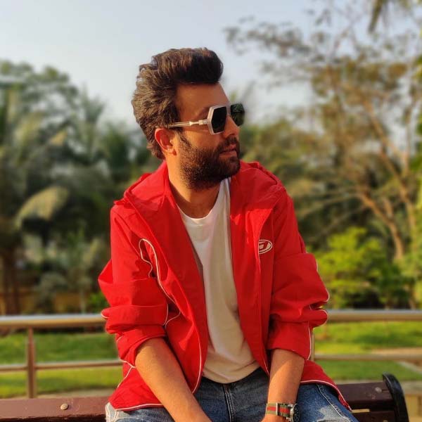 স্কুলে গিয়ে নাকি নিজের টিফিন বিক্রি করে দিতেন বরুণ। এক পুরনো সাক্ষাৎকারে তিনি জানিয়েছিলেন, স্কুলে যাওয়ার সময় প্রতি দিন বরুণকে টিফিনে আলুর পরোটা রান্না করে দিতেন তাঁর মা।