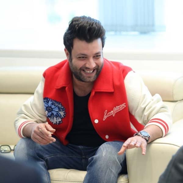 বরুণ জানিয়েছিলেন, আলুর পরোটা খেতে ভাল লাগত না তাঁর। তার পরিবর্তে ঠান্ডা পানিয়ের সঙ্গে কুলচা খেতে পছন্দ করতেন। টিফিনে অপছন্দের খাবার থাকার কারণে তা অন্য এক বন্ধুকে বিক্রি করে দিতেন তিনি। পরোটা পিছু বন্ধুর কাছ থেকে পাঁচ টাকা করে নিতেন বরুণ।