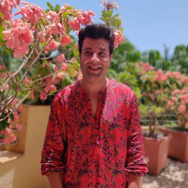 ‘ফ্রাইডে’, ‘অর্জুন পাতিয়ালা’, ‘খানদানি শাফাখানা’, ‘ছিছোড়ে’, ‘জয় মাম্মি দি’, ‘রুহি’, ‘চুত্‌জ়পা’, ‘ফোন ভূত’, ‘সার্কাস’-এর মতো একাধিক হিন্দি ছবি নিজের কেরিয়ারের ঝুলিতে ভরেছেন বরুণ।