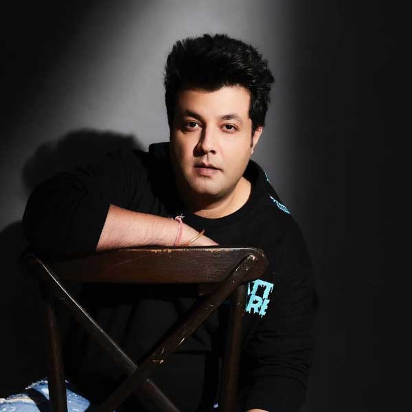 বলিপাড়ার অন্দরমহল সূত্রে খবর, বরুণকে কোনও চরিত্রে অভিনয়ের প্রস্তাব দেওয়া হলে চরিত্রটি কোথাকার বাসিন্দা তা জেনে সেখানে গিয়ে ১০ দিন সময় কাটান তিনি। তার পর সেই ছবির জন্য শুটিং শুরু করেন।