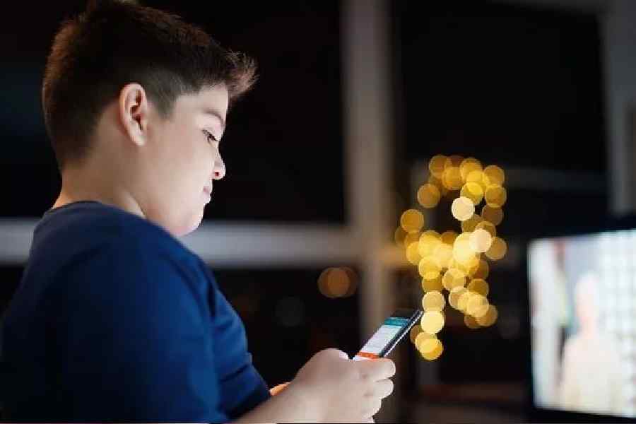 Parents can try five techniques to prevent cell phone addiction in kids.
