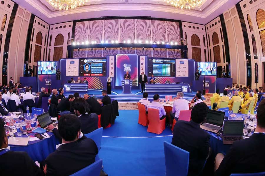 এই ৮৯ জন ক্রিকেটারের মধ্যে ২৩ জন আবার তারকা ক্রিকেটার বলে পরিচিত। তাঁদের মধ্যে বিদেশি খেলোয়াড়ের সংখ্যা ১৭। বাকি ছ’জন দেশের। তাঁদের মধ্যে দু’জন আইপিএল খেলবেন না বলে জানিয়েছেন। তাঁরা হলেন— বেন স্টোকস এবং জো রুট। ফলে আগামী ১৯ ডিসেম্বর নিলামে ২১ জন তারকার নাম চড়তে চলেছে।  