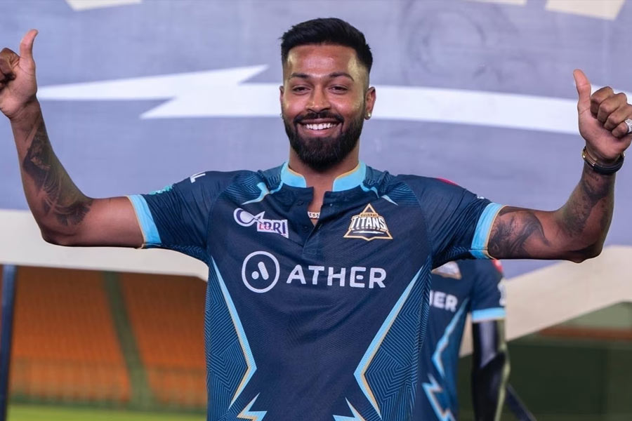 আইপিএলের নিলামের আগেই জল্পনা শুরু হয়েছিল যে,  দু’বছর পরে আবার ‘ঘরে’ ফিরতে পারেন হার্দিক পাণ্ড্য। মুম্বইয়ে ফিরবেন গুজরাত ছেড়ে। কিন্তু চলতি বছর আইপিএলের আগে হার্দিককে ছাড়েনি গুজরাত টাইটান্স। নিলামের আগেও হার্দিকের থাকা নিয়ে চরম নাটক হল।