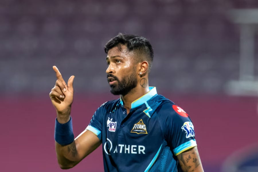 গুজরাত যে সব খেলোয়াড়দের ধরে রেখেছে, সেই তালিকায় সবার শেষে হার্দিকের নাম রয়েছে। সাধারণত কোনও দলের অধিনায়কের নাম সবার আগে থাকে। কিন্তু হার্দিকের নাম সবার শেষে থাকার অর্থ, শেষ মুহূর্তে হার্দিককে দলে রাখা হয়েছে।