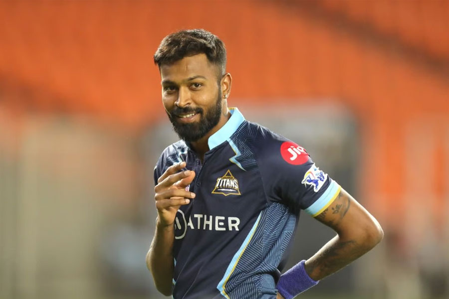 কিন্তু এখনও হার্দিককে নেওয়ার সুযোগ রয়েছে মুম্বই ইন্ডিয়ান্সের কাছে। আইপিএলের ‘ট্রেডিং উইন্ডো’ এখনও খোলা। ১২ ডিসেম্বর পর্যন্ত তা খোলা থাকবে। মুম্বই হার্দিককে নিতেই পারে। তার বদলে সমমানের কোনও ক্রিকেটারকে ছেড়ে দিতে হবে। নগদ অর্থের বদলে হার্দিককে নেওয়া আর সম্ভব নয়।