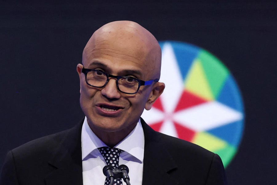 সাধারণ তেলুগু পরিবারে জন্ম সত্য নাদেলার। বয়স এখন ৫৬। প্রাথমিক পড়াশোনা হায়দরাবাদের কলেজে। পরে বিদেশি ডিগ্রি নিয়ে ১৯৯২ সালে মাইক্রোসফটে যোগ দেন নাদেলা। প্রথমে সার্ভার অ্যান্ড টুল বিভাগে কাজ করতে শুরু করেছিলেন। ধীরে ধীরে উন্নতি হয়। তাঁর নেতৃত্বে ক্লাউড কম্পিউটিং সংক্রান্ত কাজে যোগ দিয়ে বিপুল এগিয়ে যায় মাইক্রোসফট।  