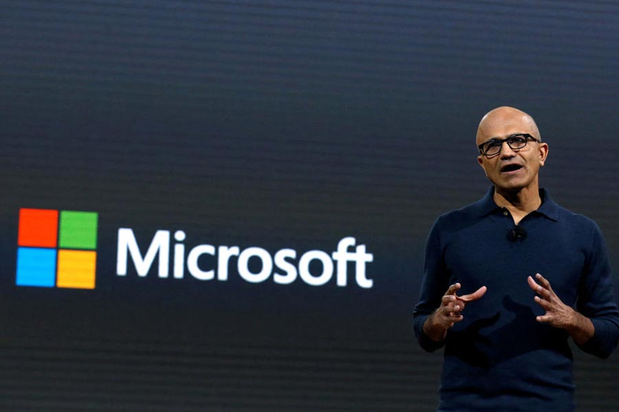 সেই সত্যকেই বিশ্বের সর্ববৃহৎ কম্পিউটিং প্ল্যাটফর্ম মাইক্রোসফটের মাথায় বসানো হয় ২০১৪ সালে। তাঁর আগে স্টিভ বালমার ছিলেন মাইক্রোসফটের সিইও। পরে মাইক্রোসফটের এগজিকিউটিভ চেয়ারম্যানও হন তিনি। ২০২১ সালে জন ডব্লু থম্পসন ছিলেন ওই পদে। তাঁকে সরিয়ে দায়িত্ব দেওয়া হয় সত্যকে। 