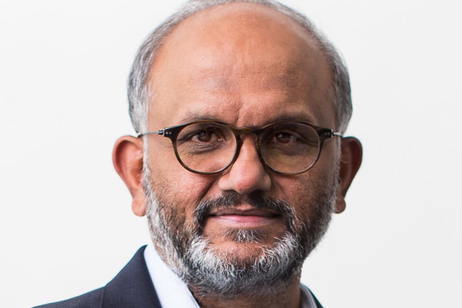 অ্যাডোব ইনকর্পোরেশেনর সিইও শান্তনু নারায়ণও সত্যের মতোই হায়দরাবাদের সন্তান। অ্যাডোবে যোগ দেওয়ার আগে দীর্ঘদিন অ্যাপলে কাজ করেছেন শান্তনু। শোনা যায়, অ্যাপলেও শান্তনুর কাজ বিপুল সমাদৃত হয়েছিল।