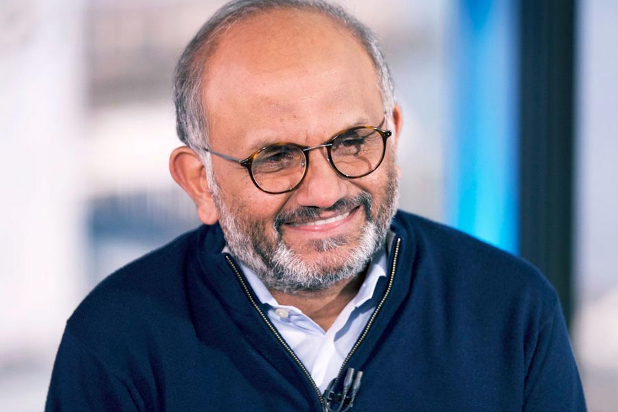 এই শান্তনুকেই নিজেদের সিইও পদে বসায় কম্পিউটার সফটওয়্যারের অন্যতম বিশেষজ্ঞ সংস্থা অ্যাডোব। ১৯৯৮ সালে অ্যাডোবে যোগ দেন শান্তনু। সাত বছরের মাথায় ২০০৫ সালে তাঁকে সিওও পদে বসানো হয়। ২০০৭ সালে আমেরিকান সংস্থাটি তাদের আমেরিকান সিইওকে সরিয়ে তার পদে বসায় শান্তনুকে।