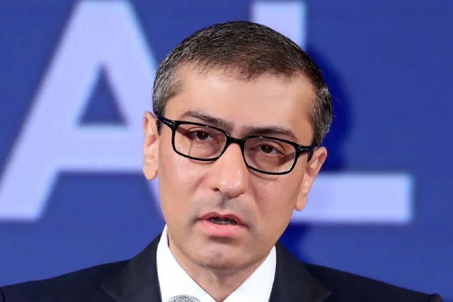 ব্রিটেনের টেলিকমিউনিকেশন সংস্থা ইনমারস্যাটের সিইও রাজীব সুরি। এর আগে মোবাইল প্রস্তুতকারী ফিনল্যান্ডের সংস্থা নোকিয়ারও সিইও ছিলেন। ২০১৪ সালে তাঁকে নোকিয়ার প্রধান হিসাবে ঘোষণা করে সংস্থাটি। তাঁর আগে নোকিয়ার সিইও পদে যাঁরাই বসতেন তাঁদের জন্মসূত্রে ফিনল্যান্ডের মানুষ হতে হত।